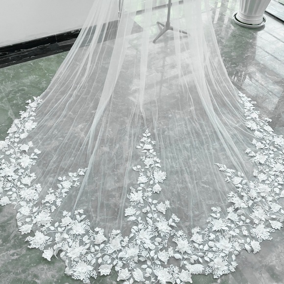 NEW WEDDING VEIL - Picture 2 of 3